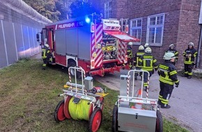 Freiwillige Feuerwehr Bedburg-Hau: FW-KLE: M&uuml;lleimerbrand in LVR-Klinik - zwei Mitarbeitende vorsorglich ins Krankenhaus gebracht