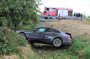 Kreispolizeibeh&ouml;rde Viersen: POL-VIE: Grefrath: Alleinunfall endet im Graben - Fahrer fl&uuml;chtet zu Fu&szlig;
