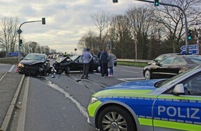 Polizei Mettmann: POL-ME: Hoher Sachschaden und eine Leichtverletzte nach Verkehrsunfall - Ratingen - 19/02/145
