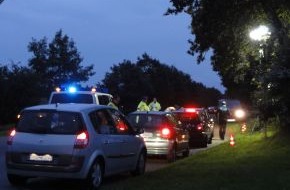 Polizeiinspektion Cuxhaven: POL-CUX: Ermittlungen nach Unfallflucht dauern an + Polizei startet Flugblattaktion und bittet Bevölkerung um Mithilfe (Flugblatt in digitaler Pressemappe)