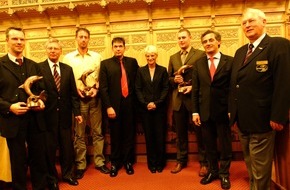 DLRG - Deutsche Lebens-Rettungs-Gesellschaft: Ausgezeichnete Retter / Lebensretter erhielten im Lübecker Rathaus den NIVEA Delfin Preis