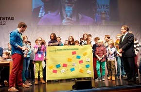 KiKA - Der Kinderkanal ARD/ZDF: Von Lügenministern und fleischlosen Donnerstagen /  50 Kinder übergeben Forderungen für eine nachhaltige Zukunft an Achim Steiner (BILD)