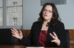 BG BAU Berufsgenossenschaft der Bauwirtschaft: "Die Berufsgenossenschaft der Bauwirtschaft verdient Anerkennung" - Bundesministerin Andrea Nahles im Interview mit BG BAU aktuell