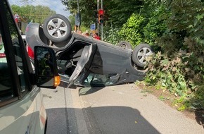 Feuerwehr Dortmund: FW-DO: Ersthelfer verletzt sich, als er einem verunfallten PKW Fahrer hilft