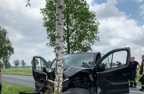 Polizeiinspektion Stade: POL-STD: Zwei zum Teil schwer verletzte Autoinsassen bei Unfall in der Gemarkung Ahlerstedt - Polizei sucht Zeugen