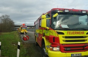Feuerwehr Ratingen: FW Ratingen: schwerer LKW- Unfall in Ratingen - LKW umgekippt - 700l Dieselkraftstoff ausgelaufen - bebildert