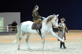 Messe Berlin GmbH: Bunt und unterhaltsam: Showprogramm der HIPPOLOGICA mit Theaterstar Joey, spanischen Reitkünsten und Polizeireiterstaffel (FOTO)