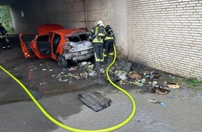 Feuerwehr Dinslaken: FW Dinslaken: Feuer einer brennenden Mülltonne griff auf PKW über.