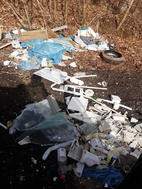 POL-KB: Haina: Unbekannte entsorgten ihren Müll illegal in der Gemeinde - Polizei bittet um Hinweise
