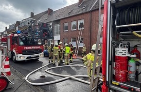 Freiwillige Feuerwehr der Stadt Goch: Feuerwehr Goch: Kellerbrand: Feuerwehr führt Person aus Gebäude