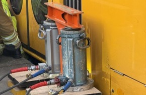 Feuerwehr Dresden: FW Dresden: Verkehrsunfall - Mädchen klemmt zwischen Straßenbahn und Bahnsteig fest