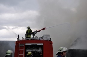 Polizeiinspektion Harburg: POL-WL: Feuer vernichtet Reetdachhaus