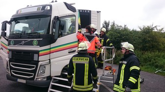 Freiwillige Feuerwehr Werne: FW-WRN: Schwergewichtigen Patienten aus LKW gerettet