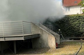 Feuerwehr Bocholt: FW Bocholt: Heckenbrand in der Osterstra&szlig;e - eine Person vorsorglich ins Krankenhaus gebracht