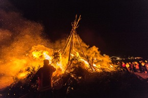Lichtkunst und Biikebrennen: St. Peter-Ording startet mit zwei Veranstaltungen ins Jahr 2026