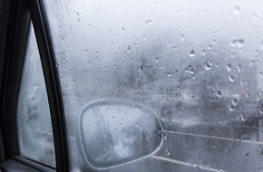 CosmosDirekt: Klare Sicht trotz nasskalten Winterwetters: Vier Tipps gegen beschlagene Autoscheiben