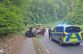 Polizei Mettmann: POL-ME: Von der Fahrbahn abgekommen und überschlagen - Ratingen - 2106149