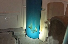 Polizei Mettmann: POL-ME: Sachbeschädigung an mobilem Toilettenhaus mit Feuer - Langenfeld - 2201044