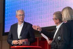 Umfassende Aufarbeitung der eigenen Geschichte: Sparkasse K&ouml;lnBonn stellt zwei B&uuml;cher vor
