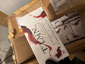 ZOLL-HH: Zoll stellt tonnenweise illegale Abnehmprodukte und geschmuggelte Kosmetika bei umfangreichen Durchsuchungen sicher und nimmt mutma&szlig;liche H&auml;ndlerin fest