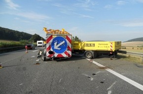 Polizeidirektion Göttingen: POL-GOE: (528/2013) BAB 7 - Gemarkung Kalefeld - Lkw prallt auf Sicherungsfahrzeug einer Tagesbaustelle - Hoher Sachschaden, kein Personenschaden