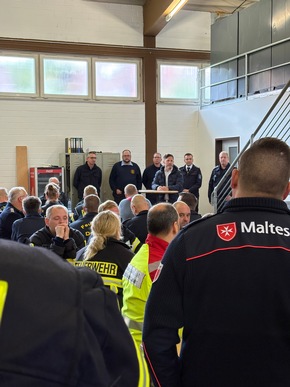 FW Beverungen: Gemeinsames Zirkeltraining stärkt Zusammenarbeit über Grenzen hinweg / Feuerwehren und Rettungsdienste aus dem Dreiländereck üben in Beverungen