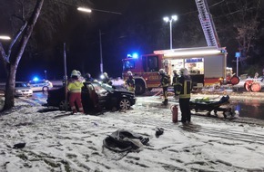 Feuerwehr Gelsenkirchen: FW-GE: Verkehrsunfall mit eingeklemmter Person