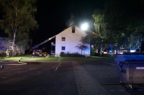 FW Ratingen: Feuermeldung in Sozialunterkunft - Feuer greift auch Dach über - bebildert