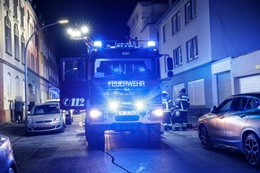 FW-MK: Feuer in Mehrfamilienhaus - Bewohner über Drehleiter gerettet