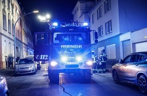 Feuerwehr Iserlohn: FW-MK: Feuer in Mehrfamilienhaus - Bewohner über Drehleiter gerettet