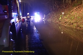 FW-PL: Zwei Einsätze innerhalb von zwei Stunden. Straße unter Wasser und Brand im Keller