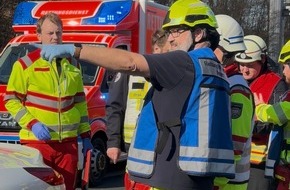 Feuerwehr Sprockh&ouml;vel: FW-EN: Schwerer Verkehrsunfall auf der BAB 43