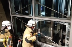 Feuerwehr Bremerhaven: FW Bremerhaven: Aufwändige Personenrettung aus gläsernen Aufzug am Bahnhof Bremerhaven-Wulsdorf
