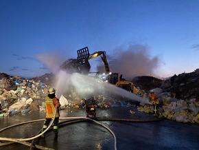 KFV-CW: 100 Einsatzkräfte bekämpfen Großbrand auf der Mülldeponie - Keine Verletzten