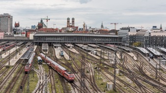 Bundespolizeidirektion München: Bundespolizeidirektion München: Lebensgefährliche Gleisüberschreitung / Mann überquert Stammstreckengleise