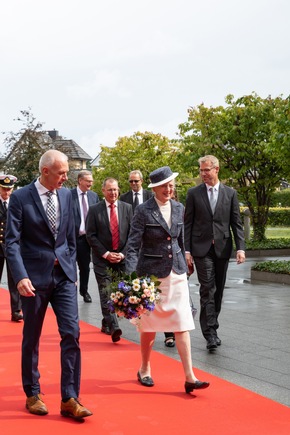 Hoher Besuch: Dänische Königin Margrethe II. besucht die Deutschlandzentrale von DÄNISCHES BETTENLAGER/JYSK in Handewitt