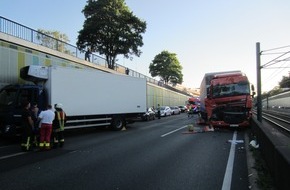 Feuerwehr Mülheim an der Ruhr: FW-MH: Schwerer Verkehrsunfall mit zwei LKW auf der A 40 #fwmh