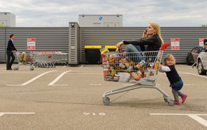 SAT.1: Durchgeknallt und preisgekrönt: Martina Hill schiebt eine ruhige Kugel (BILD)