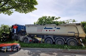 Polizeiinspektion Stade: POL-STD: Sattelzug kommt von der Fahrbahn ab - Fahrer erleidet schwere Verletzungen