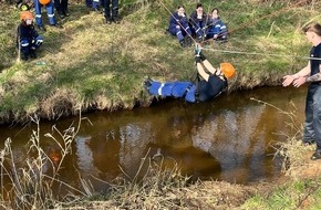 Feuerwehr Dinslaken: FW Dinslaken: Feuerwehrnachwuchs wird ausgebildet