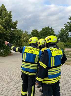 FW Wathlingen: Einsatzübung in der Grundschule Nienhagen - Ortsfeuerwehren Nienhagen und Wathlingen üben das Vorgehen