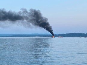 FW Konstanz: Brennendes Motorboot auf dem Bodensee