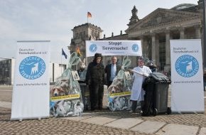 Deutscher Tierschutzbund e.V.: Entwürdigt. Entstellt. Entsorgt. Tiere in Versuchen / Kampagne Tierversuchsprotest startete heute mit einer Aktion vor dem Berliner Reichstag (mit Bild)