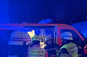 Feuerwehr Kaarst: FW-NE: Wohnungsbrand am 24.12.2025 in einem Mehrfamilienhaus greift auf Dachstuhl &uuml;ber. Mehrere Personen &uuml;ber tragbare Leitern gerettet.