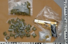 Polizei Düsseldorf: POL-D: Ermittlungserfolg - Festnahmen nach Raub auf Supermarktangestellte - Haftbefehle gegen drei Tatverdächtige vollstreckt - Drogen und Waffen sichergestellt - Ermittlungen dauern an -  Foto als Datei