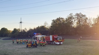 Feuerwehr MTK: Großeinsatz bei Vegetationsbrand in Hattersheim: Mehr als 200 Einsatzkräfte bekämpfen ausgedehnten Wiesen- und Waldbrand - umfangreiche Nachlöscharbeiten dauern an