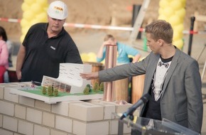 McDonald's Kinderhilfe Stiftung: Oliver Pocher legt Grundstein für neues Ronald McDonald Haus in Sankt Augustin (BILD)