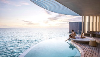 Die neue Superyacht „Luminara“ der The Ritz-Carlton Yacht Collection ankert vor dem The Ritz-Carlton Maldives, Fari Islands