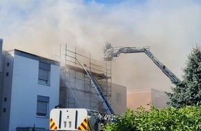 Feuerwehr Dortmund: FW-DO: Anwohner unterstützten Feuerwehr bei ausgedehntem Flachdachbrand