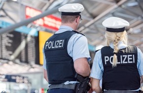 Bundespolizeidirektion Sankt Augustin: BPOL NRW: Mit zwei Haftbefehlen gesucht
Festnahme durch Bundespolizei am Flughafen Köln/Bonn